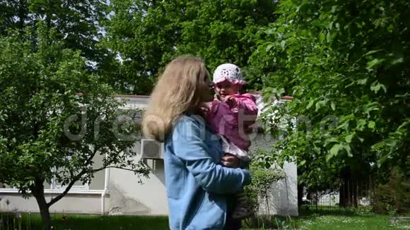 女孩妈妈的树叶视频的预览图