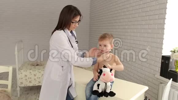 儿科医生在医院检查一个小男孩视频的预览图
