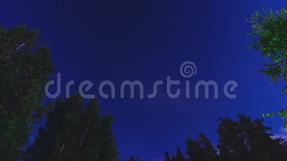 夜空星和云的全景视频的预览图