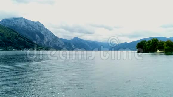 鸟瞰奥地利山湖视频的预览图