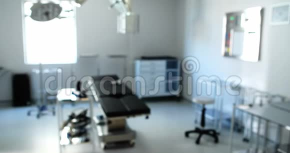 现代手术室的设备和医疗设备视频的预览图