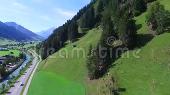 鸟瞰奥地利萨尔茨堡劳里斯山谷全景视频的预览图
