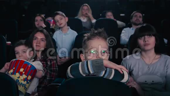 那男孩在电影院里看电影时笑了视频的预览图