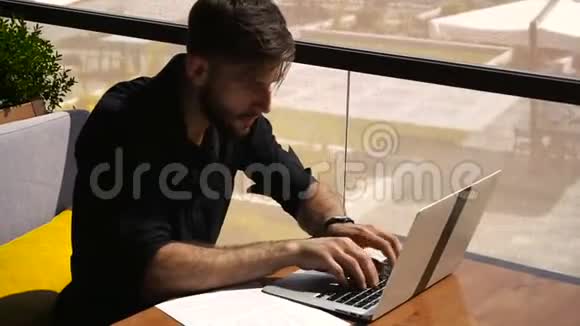 自由撰稿人重写笔记本电脑的文本在咖啡馆的桌子上视频的预览图