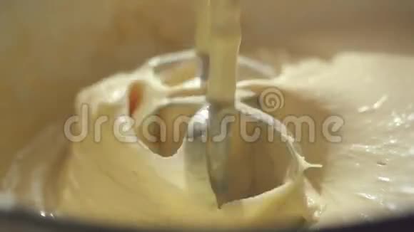 全高清1080p的慢速混合松饼混合电动搅拌机视频的预览图
