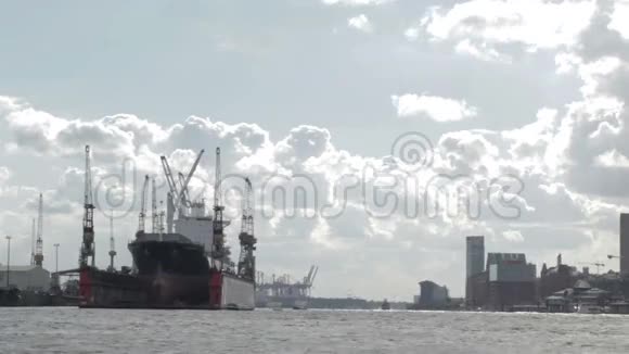 汉堡港的货船视频的预览图