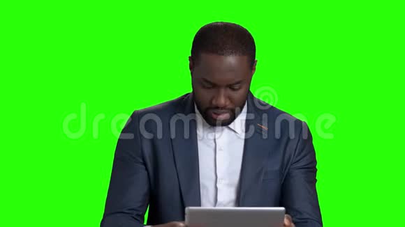 非洲裔美国人使用数字平板电脑视频的预览图