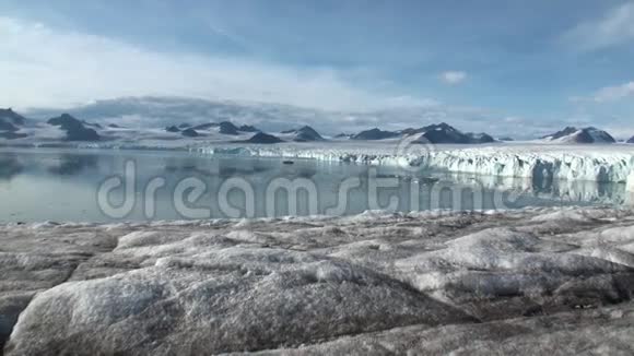 与海洋交界的全景冰川北极视频的预览图