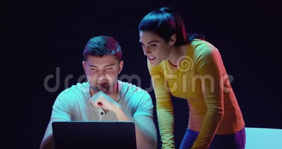 男人和女人在笔记本电脑上工作视频的预览图