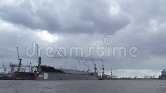 汉堡港的货船视频的预览图