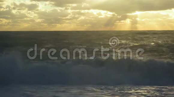 太阳光线穿过云层到达暴风雨的大海视频的预览图