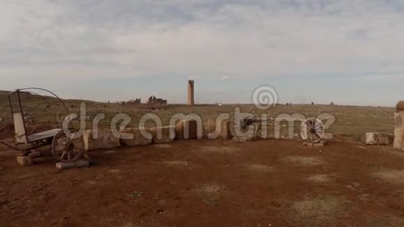 古老的阿拉伯井和木车沙漠现场摄像机远处的塔楼视频的预览图
