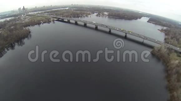 基辅第聂伯南大桥的空中拍摄视频的预览图