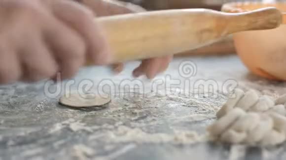 用木制擀面杖做肉饺视频的预览图