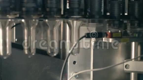 塑料PET瓶在塑料瓶生产工厂的传送带上移动视频的预览图