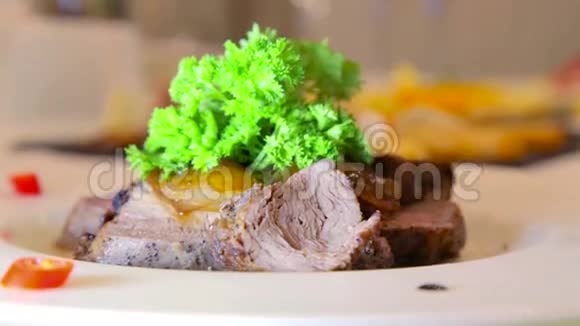 不同制剂的荤菜烹饪艺术中的各种肉类菜肴冷热肉菜视频的预览图