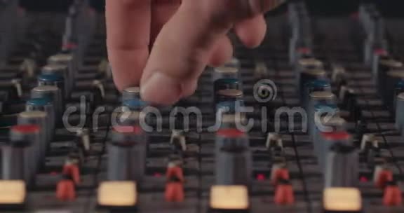 音响工程师在录音室调整混合控制台视频的预览图
