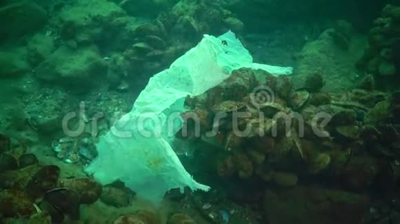 塑料垃圾等杂物漂浮在水下海洋污染视频的预览图