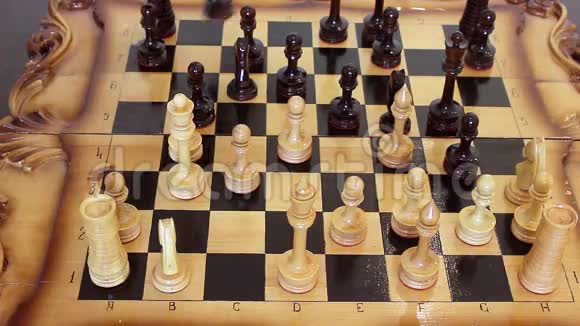 棋盘上棋子收拢景浅下棋的人手的特写视频的预览图