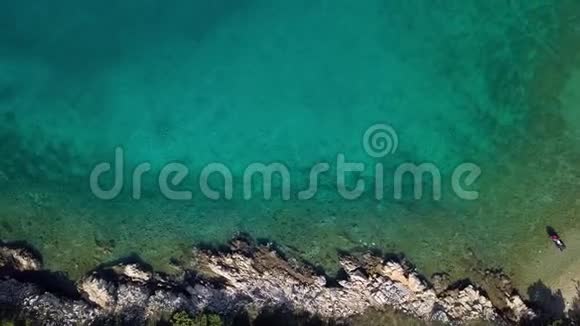 克罗地亚克里克岛海岸线上晶莹剔透的水的鸟瞰图视频的预览图