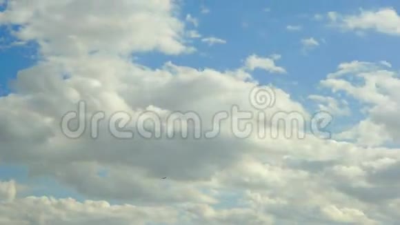 美丽的云彩掠过天空视频的预览图