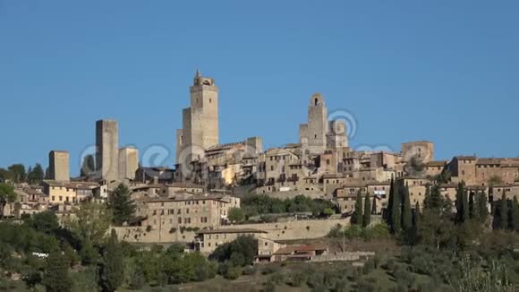 中世纪圣吉米尼亚诺小镇的景色意大利托斯卡纳视频的预览图