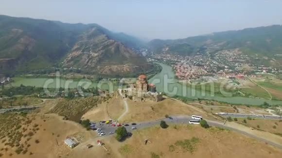 Mtskheta附近Jvary修道院的鸟瞰图视频的预览图
