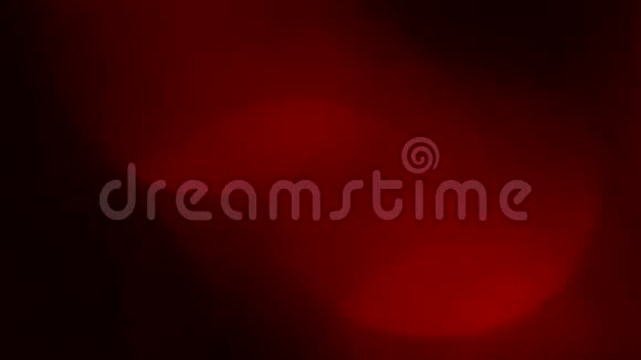 移动红色离焦灯通过黑暗背景视频的预览图