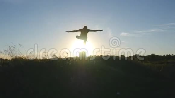 站在户外瑜伽姿势的运动男子剪影瑜伽在大自然中练习瑜伽动作和姿势运动员视频的预览图