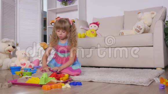 可爱的女孩在家玩玩具视频的预览图
