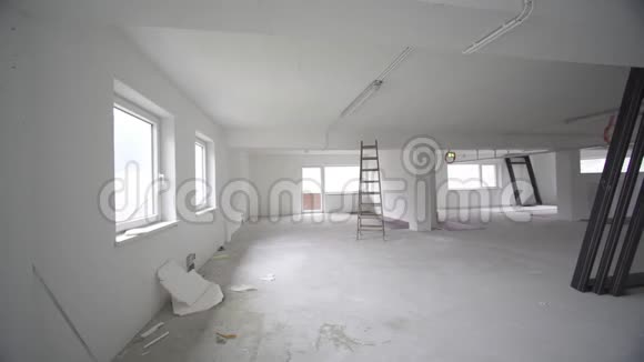 室内空的办公室灯光室白色壁纸没有家具在新的建筑翻新或以下视频的预览图