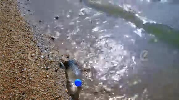 海浪拍打在岸边的水瓶上视频的预览图