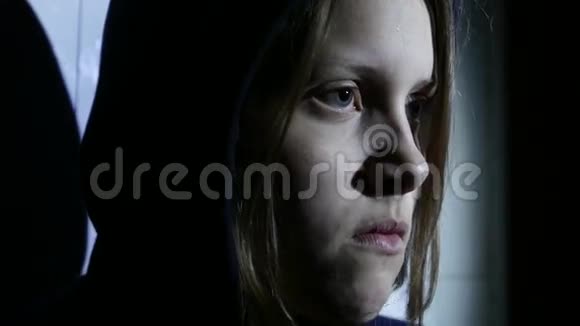 一个愤怒的少女的特写肖像4UHDK视频的预览图