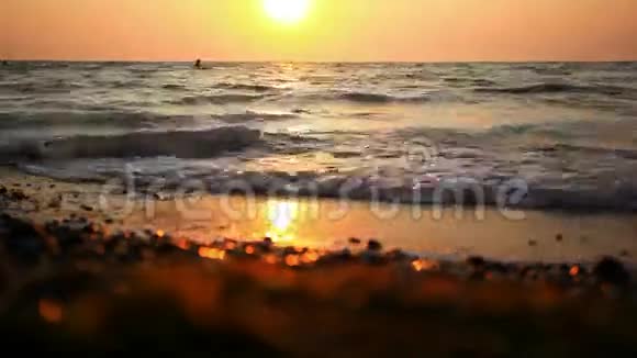 橙色神秘的日落在海上高清1920x1080视频的预览图