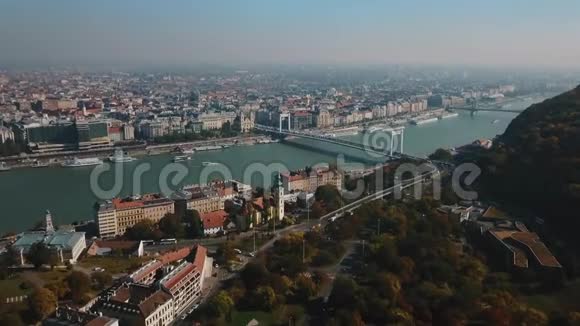 在美丽的布达佩斯匈牙利首都和多瑙河上的壮丽鸟瞰景色视频的预览图