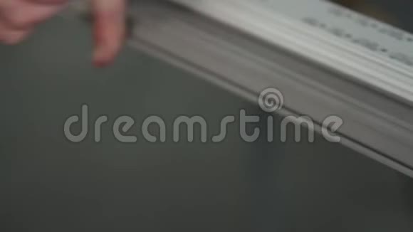 手工工人组装PVC门窗视频的预览图