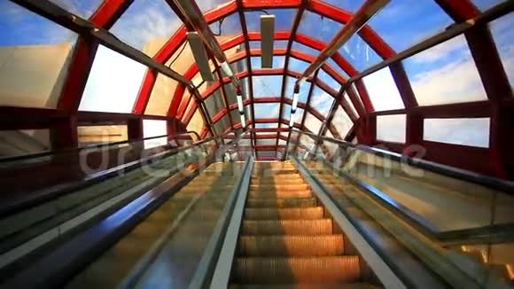 地铁玻璃屋顶结构莫斯科自动扶梯视频的预览图