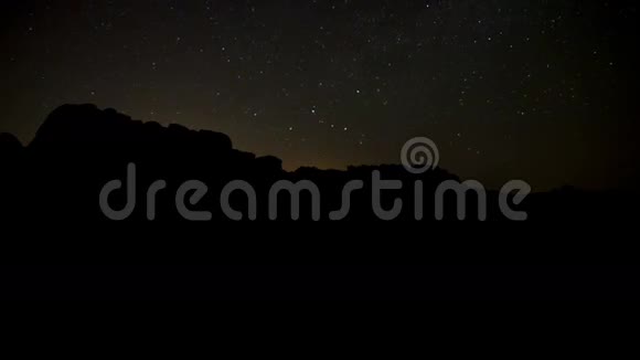 约书亚树沙漠景观在夜间消失视频的预览图