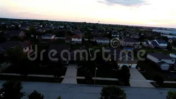 住宅区郊区的夜间空中房屋有后院景观和屋顶视频的预览图