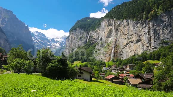 著名的Lauterbrunnen山谷有华丽的瀑布和瑞士阿尔卑斯山的背景瑞士欧洲视频的预览图