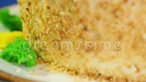 美丽的蜂蜜蛋糕用奶油蜜蜂装饰美丽的蜂蜜蛋糕特写视频的预览图