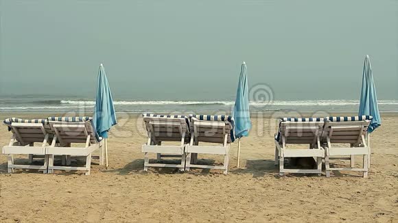 带伞的椅子在海滩上视频的预览图