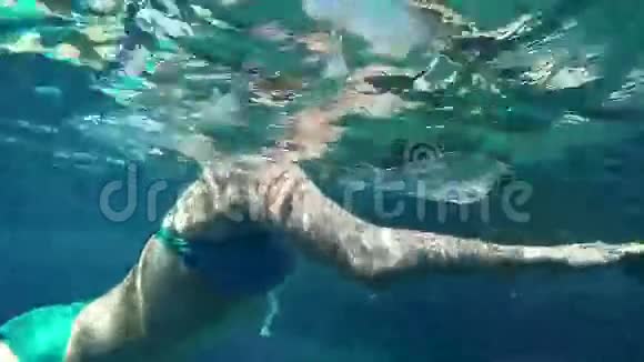 水下拍摄的女子在海上游泳视频的预览图