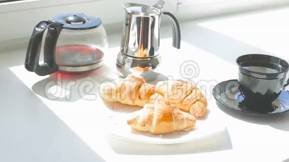 阳光明媚的一天欧式早餐视频的预览图