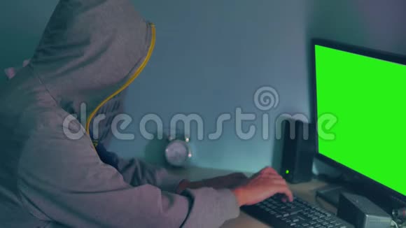 男性黑客在电脑上工作黑客把脸藏在室内视频的预览图