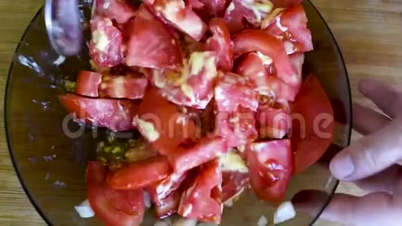 中号红熟番茄沙拉的制作视频的预览图