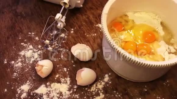 白锅里的生鸡蛋视频的预览图