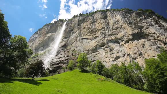 著名的Lauterbrunnen山谷有华丽的瀑布和瑞士阿尔卑斯山的背景瑞士欧洲视频的预览图
