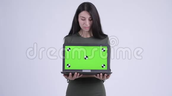 年轻漂亮的快乐女人带着笔记本电脑视频的预览图
