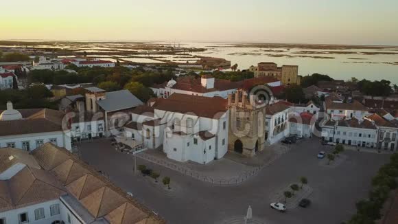 法洛与葡萄牙历史大教堂的空中景观视频的预览图